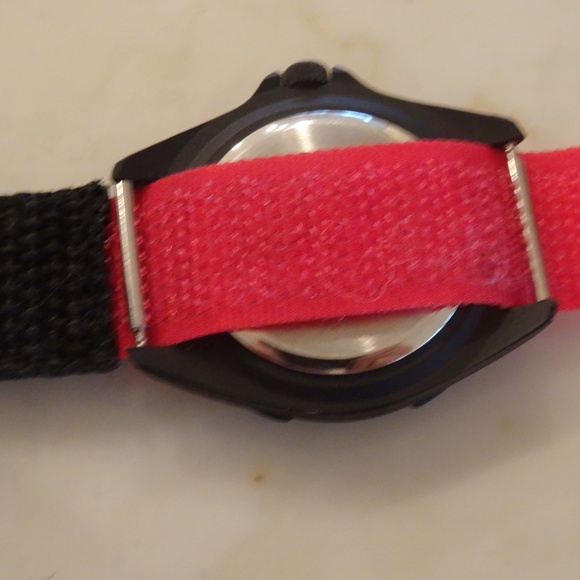 Vintage 80s Red & Black Velcro Sport Watch Made in Japan - Picture 2 of 9